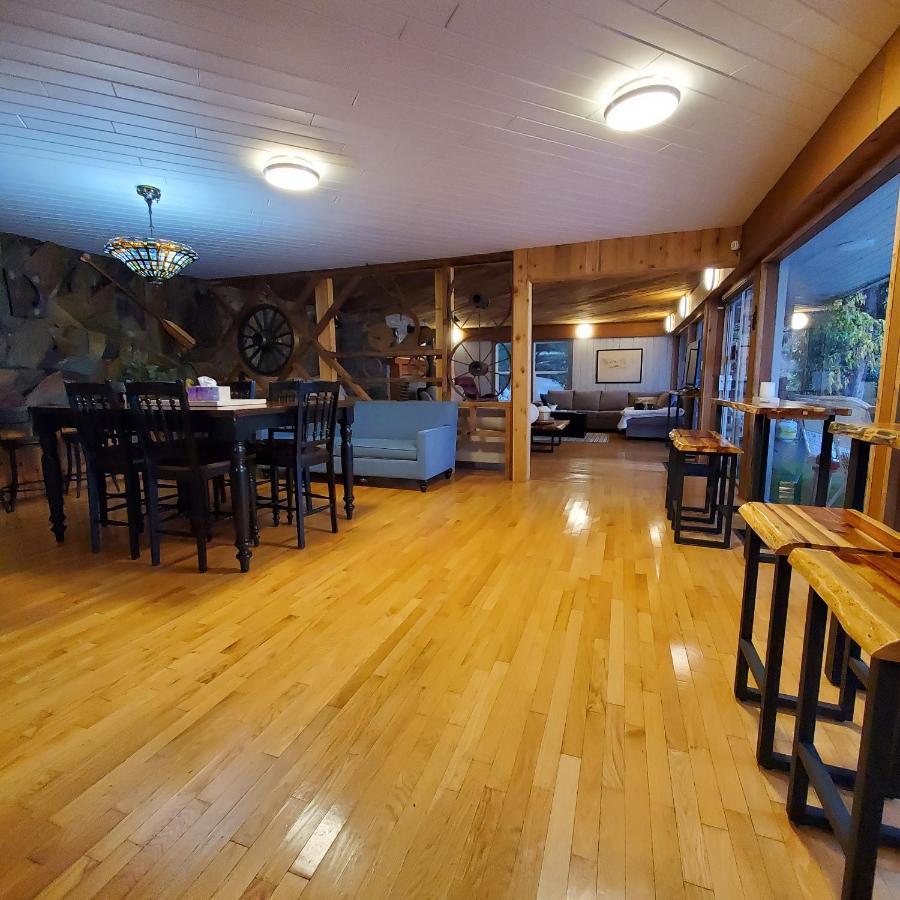 Royal Harrison Retreat Villa Harrison Hot Springs Exterior photo